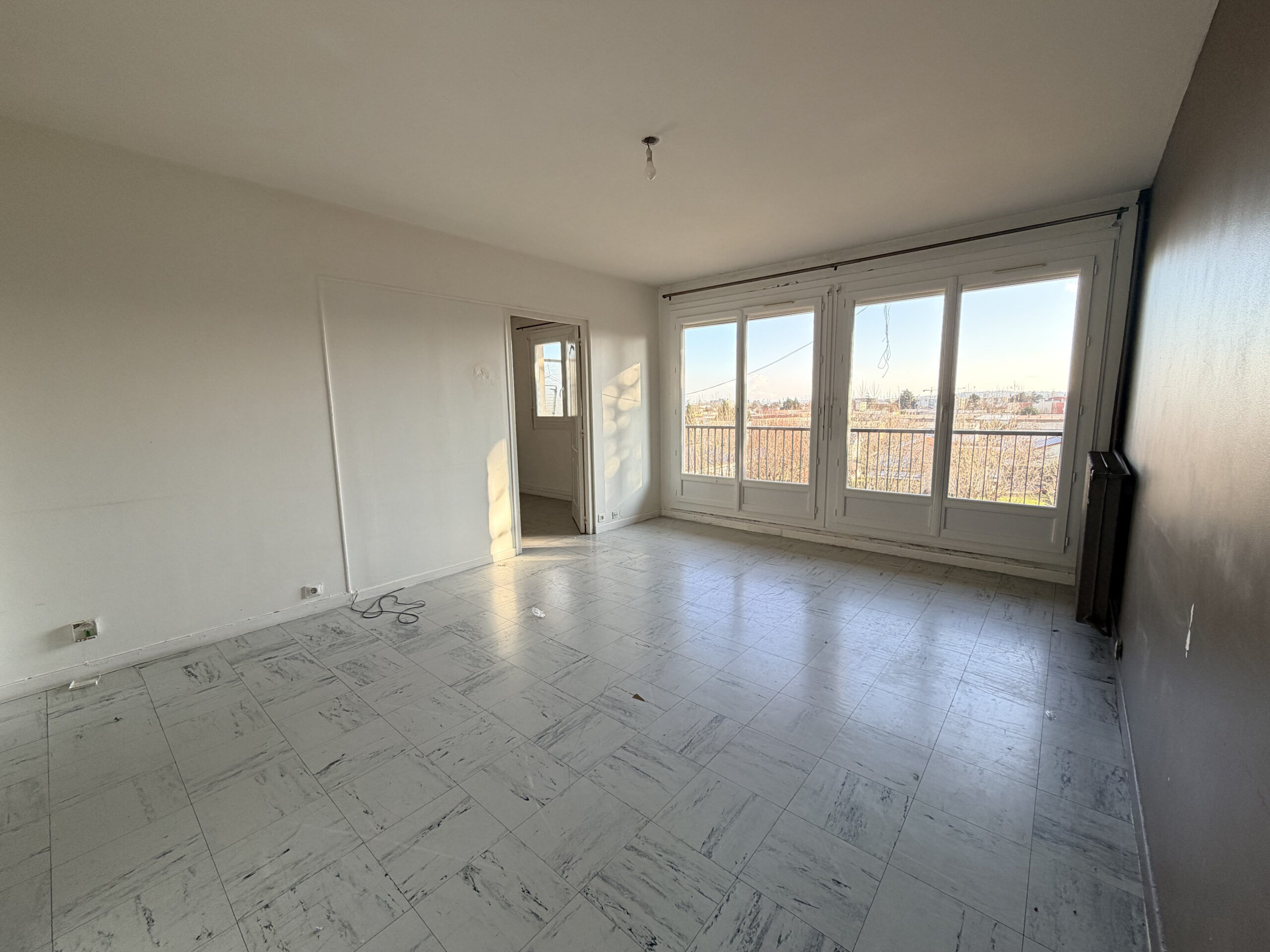 Appartement T4 avec travaux à prévoir – Meyzieu
